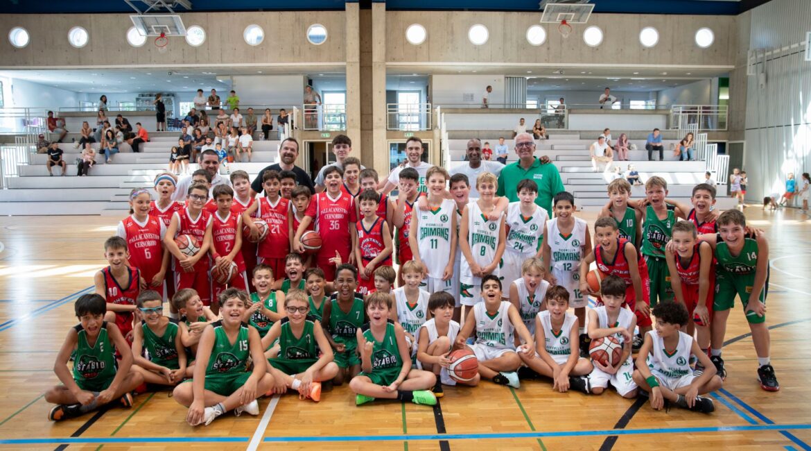 Le quattro squadre partecipanti alla prima edizione del MASTER12 riunite sul campo delle scuole medie di Stabio