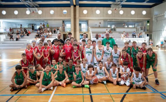 Le quattro squadre partecipanti alla prima edizione del MASTER12 riunite sul campo delle scuole medie di Stabio